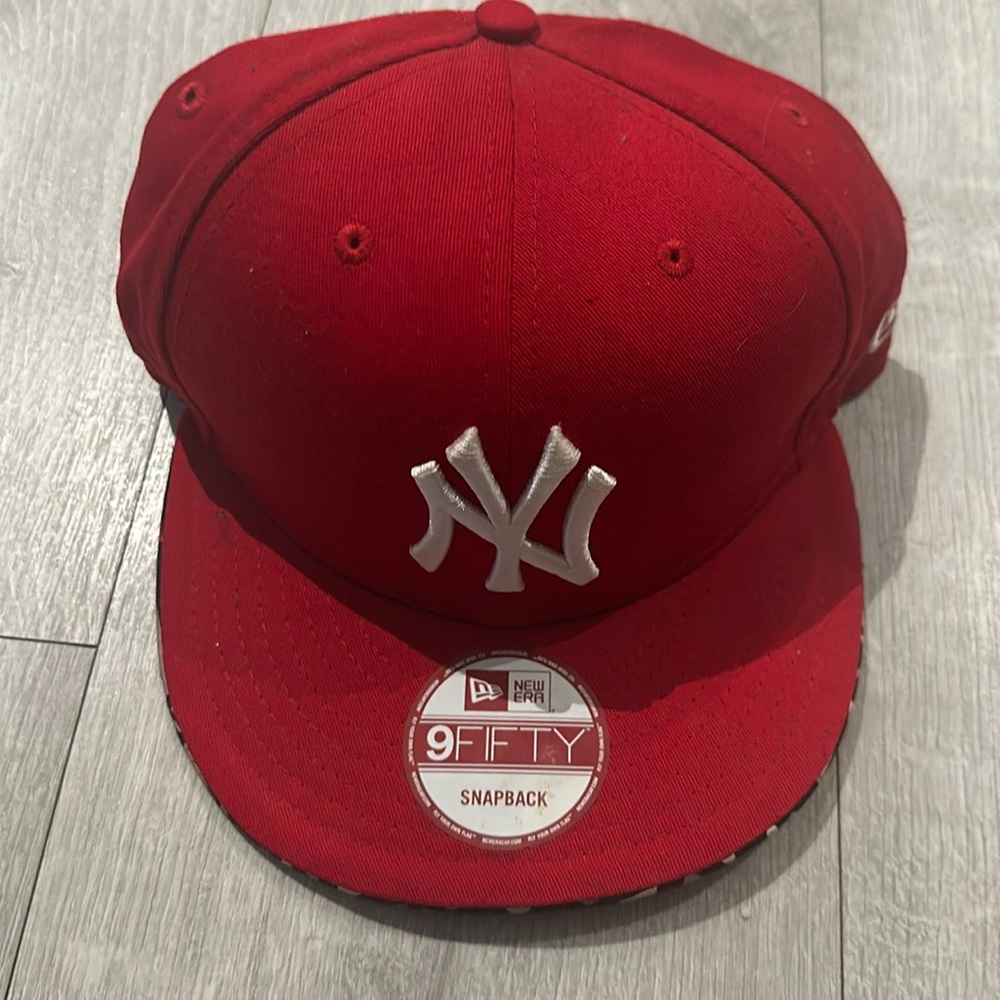 New Era 9Fifty Red SnapBack one size fits most. Lightly worn. Cool pattern
